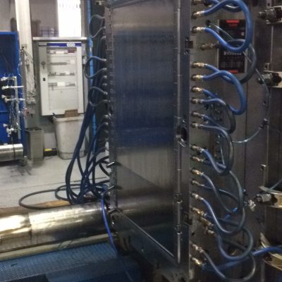 in de matrijs kunnen 3 verschillende panelen geproduceerd worden, door een slim wisselsysteem kunnen er producten van 75 x 90/105/120 cm gemaakt worden